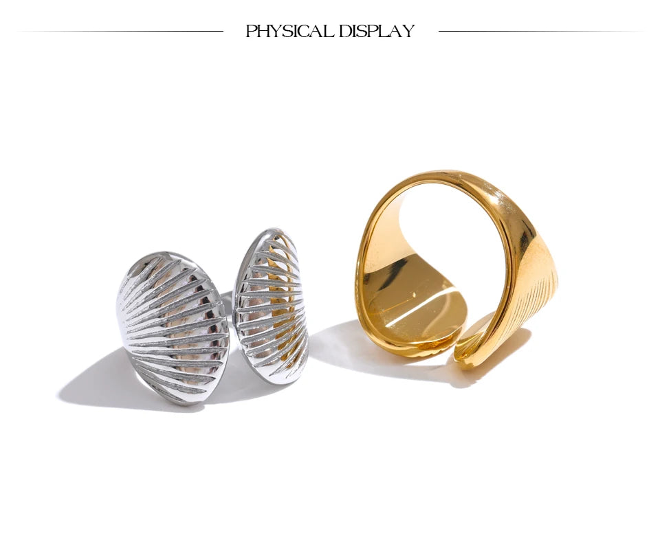 Shell geometric ring in gold-plated stainless steel with shell.