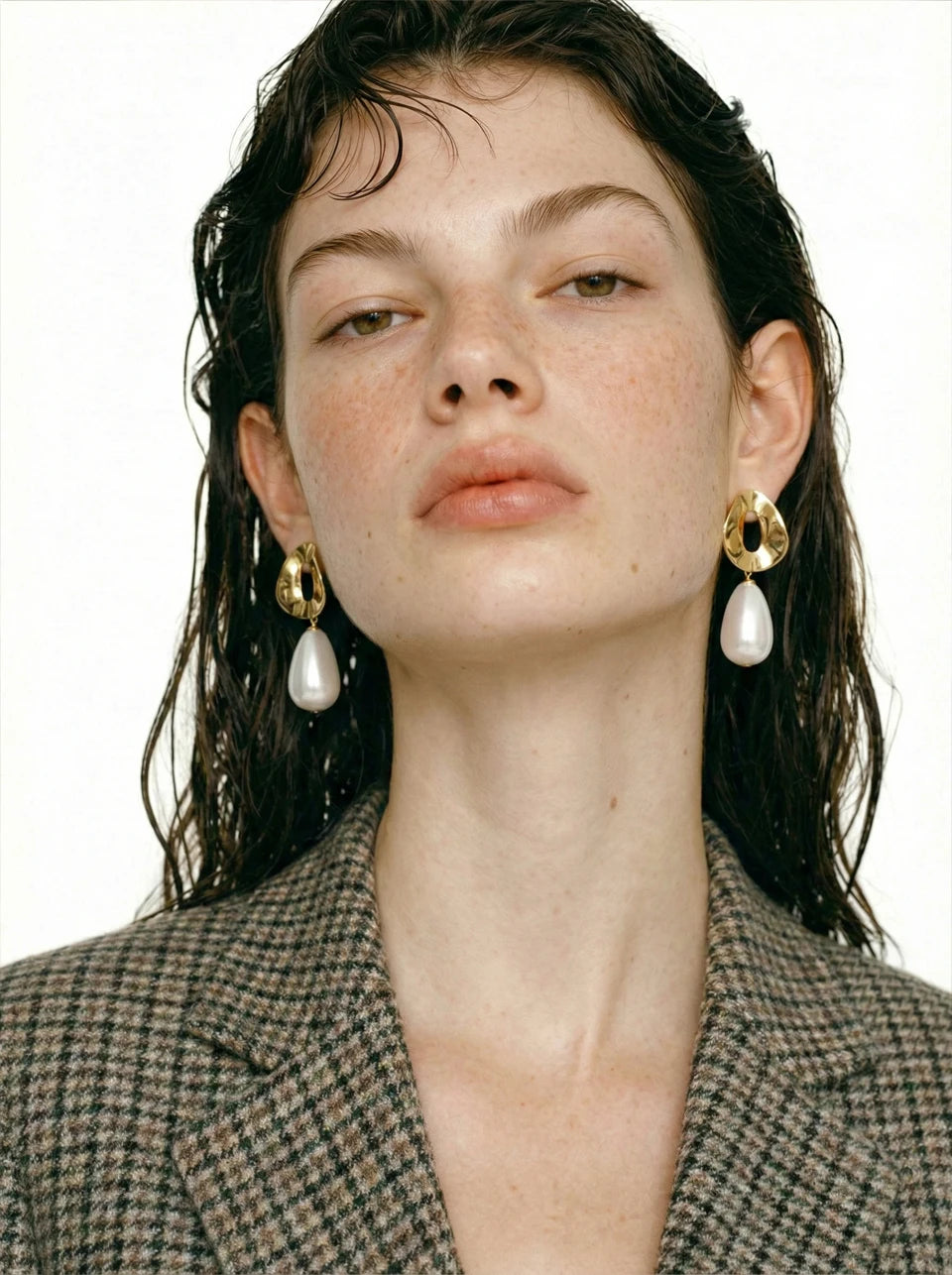 Pearl geometric earrings in gold-plated stainless steel with pearl.