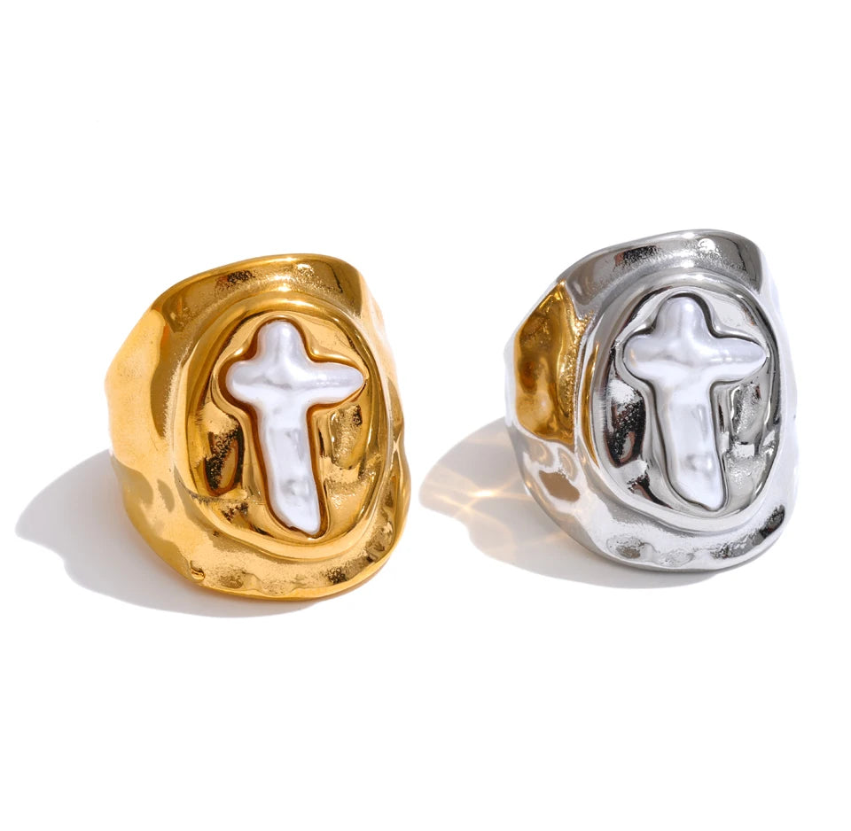 Pearl cross geometric ring in 18K gold-plated stainless steel with pearl.