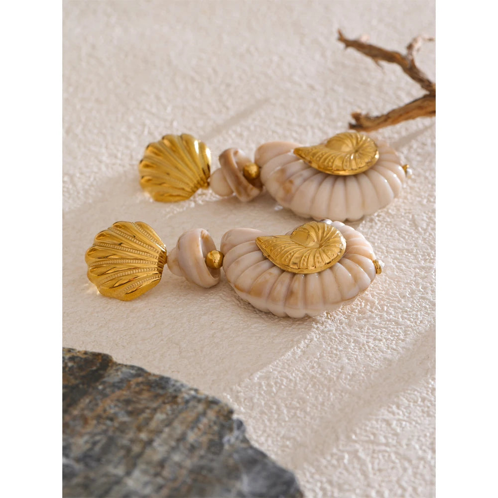 Shell resin geometric earrings in gold-plated stainless steel with shell and resin.