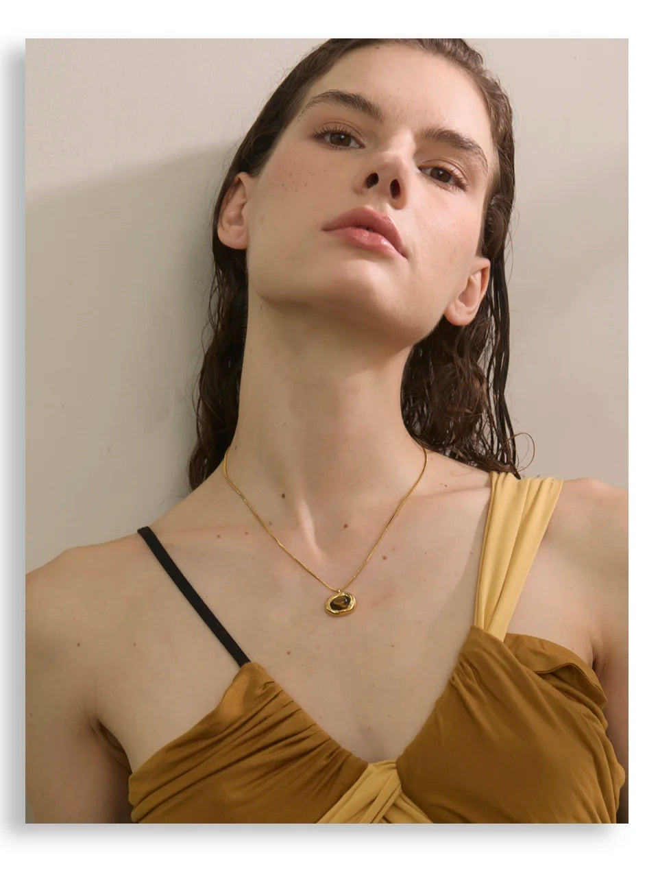 Natural stone geometric necklace in gold-plated stainless steel with natural stone.