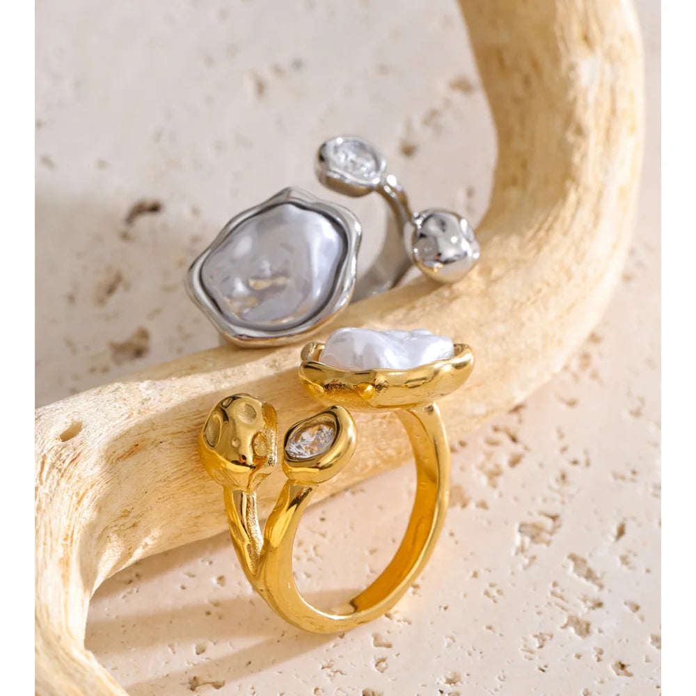 Cubic zirconia pearl geometric ring in gold-plated stainless steel with pearl and cubic zirconia.
