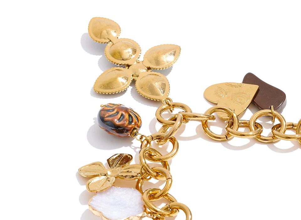 Cubic zirconia heart flower necklace in gold-plated stainless steel with cubic zirconia.