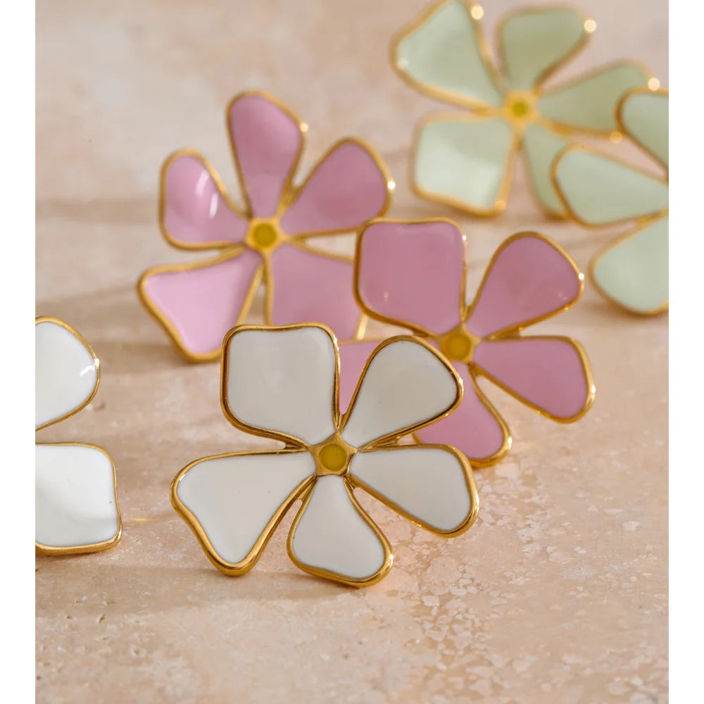 Flower earrings in gold-plated stainless steel.