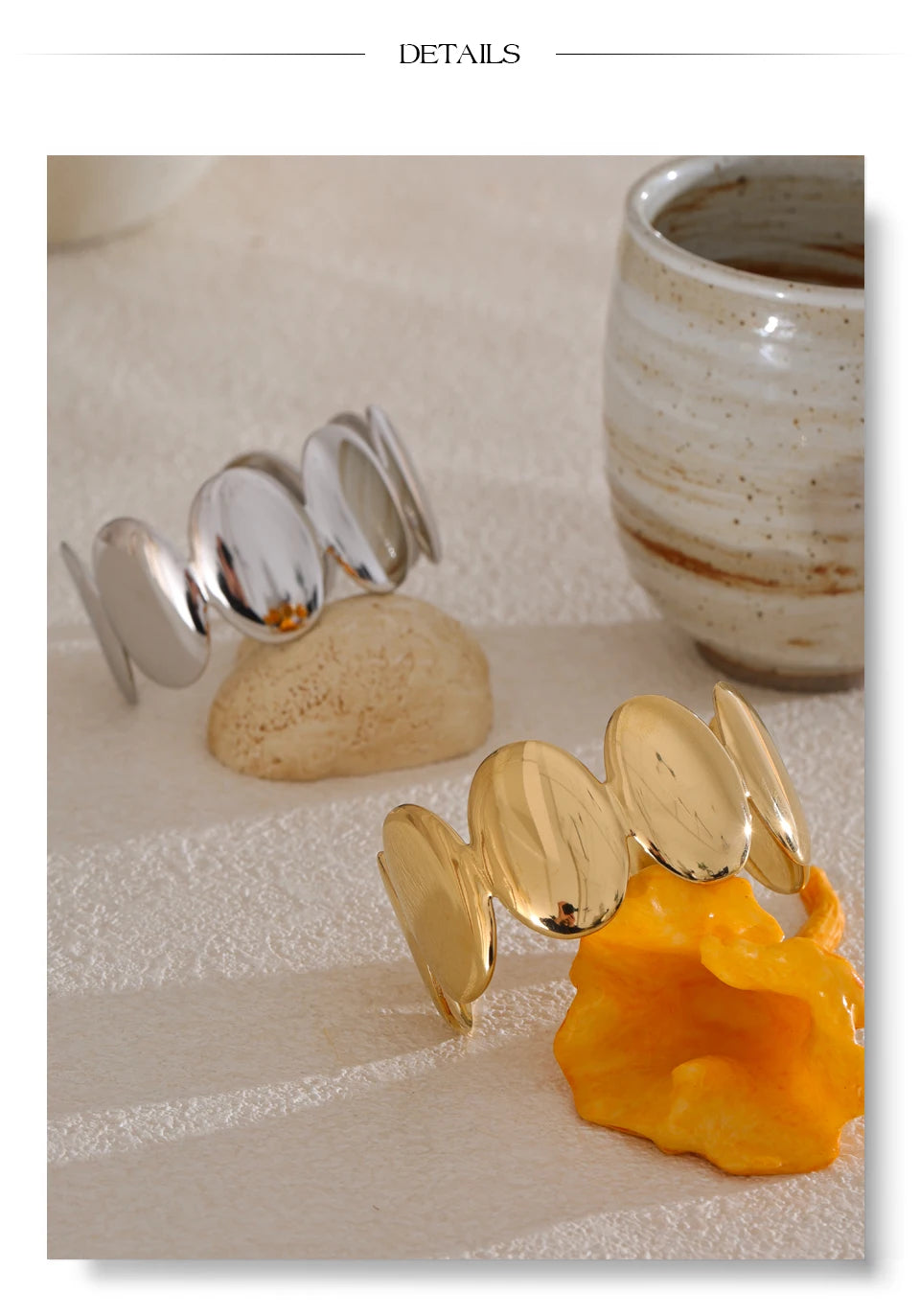 Geometric bracelet in gold-plated stainless steel.