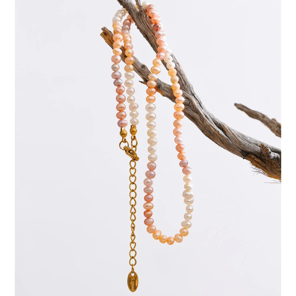 Freshwater pearl geometric necklace in gold-plated stainless steel with freshwater pearl.