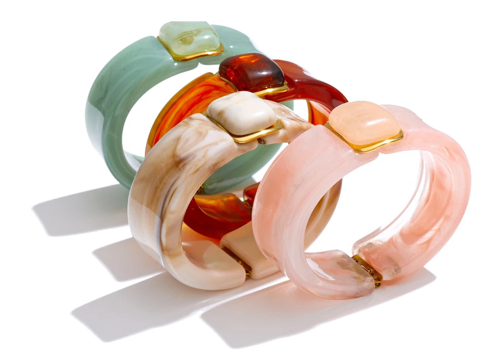 Green acrylic geometric bracelet in gold-plated stainless steel with acrylic.