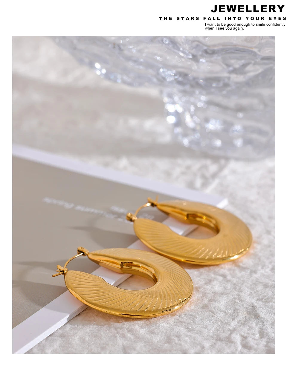 Minimalist geometric earrings in gold-plated stainless steel.