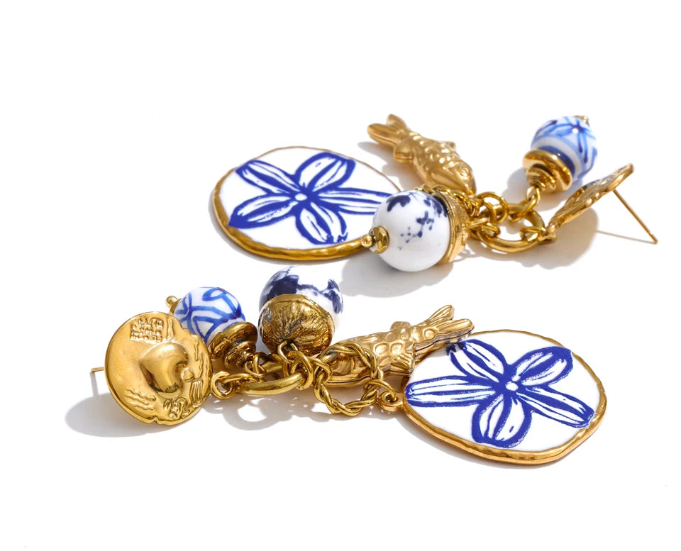Flower beaded earrings in gold-plated stainless steel.