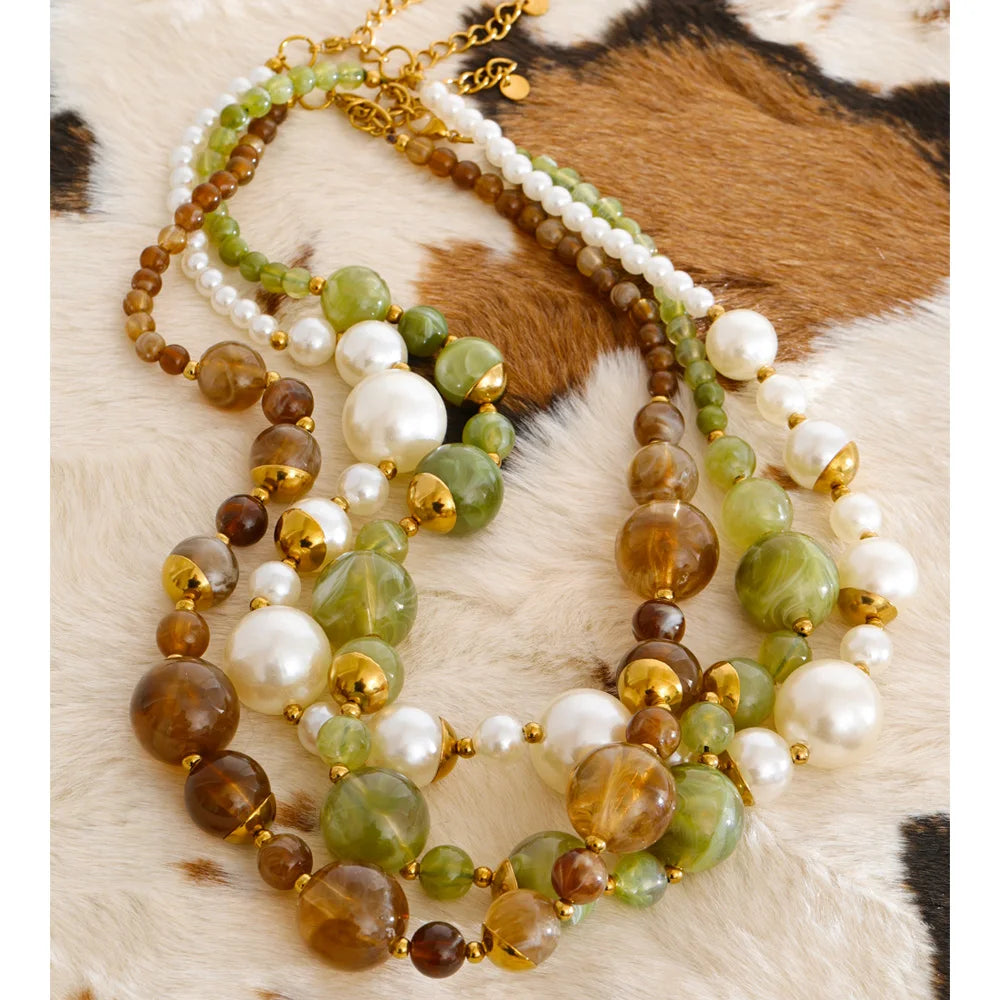 Pearl resin acrylic necklace in gold-plated stainless steel with pearl and resin.