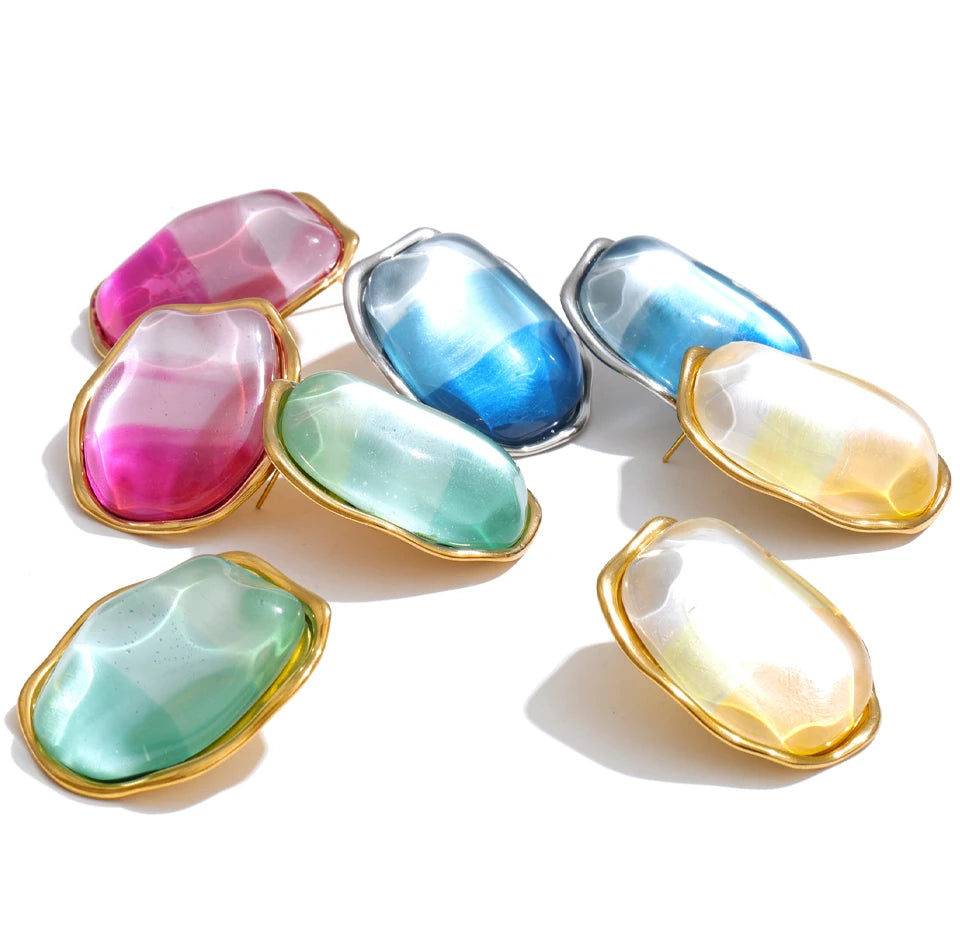 Resin multi-color geometric earrings in gold-plated stainless steel with resin.