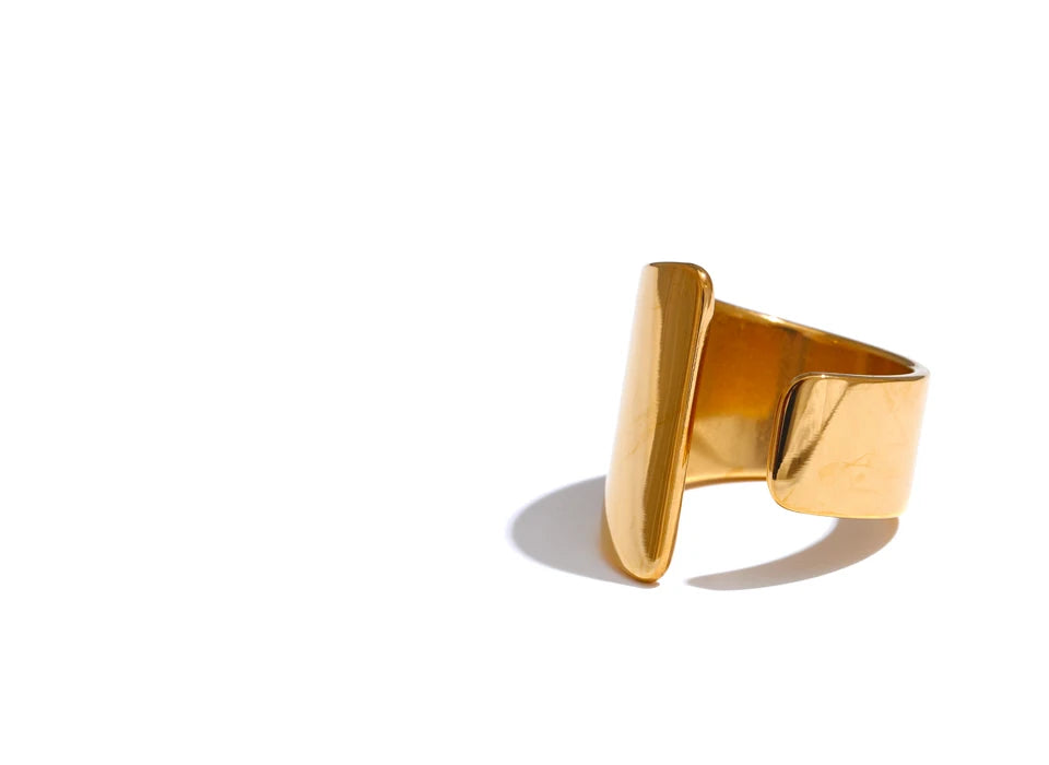 Minimalist geometric ring in 18K gold-plated stainless steel.