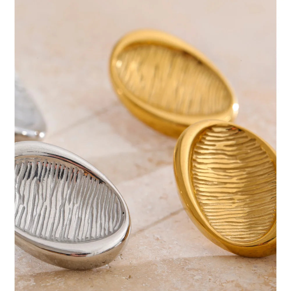Geometric earrings in gold-plated stainless steel.