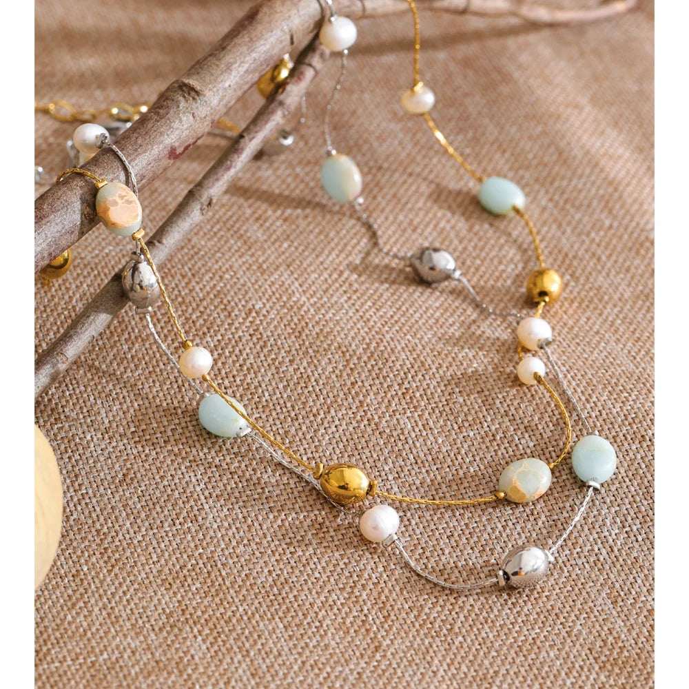 Pearl natural stone beaded necklace in gold-plated stainless steel with pearl and natural stone.