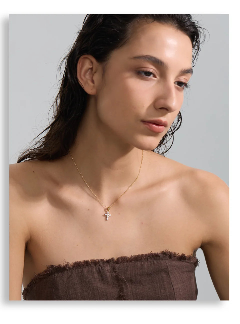 Cubic zirconia cross necklace in gold-plated stainless steel with cubic zirconia.