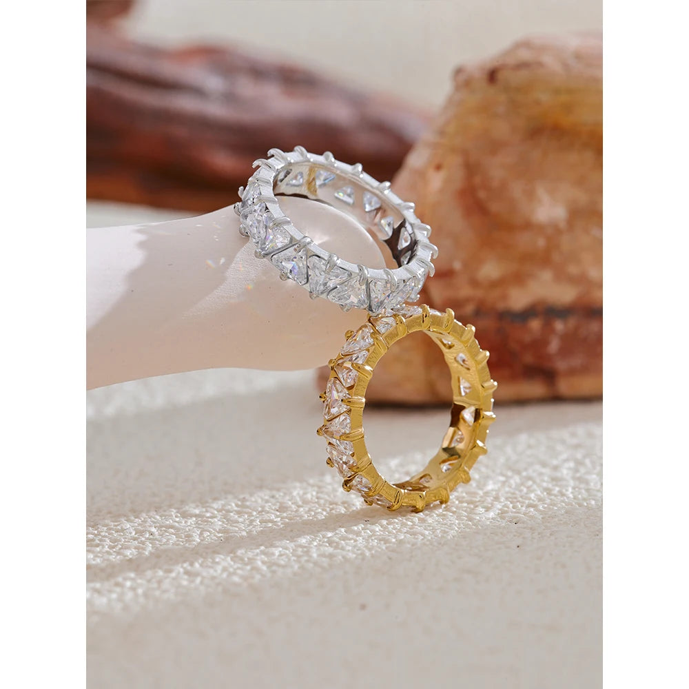 Cubic zirconia heart geometric ring in gold-plated stainless steel with cubic zirconia.