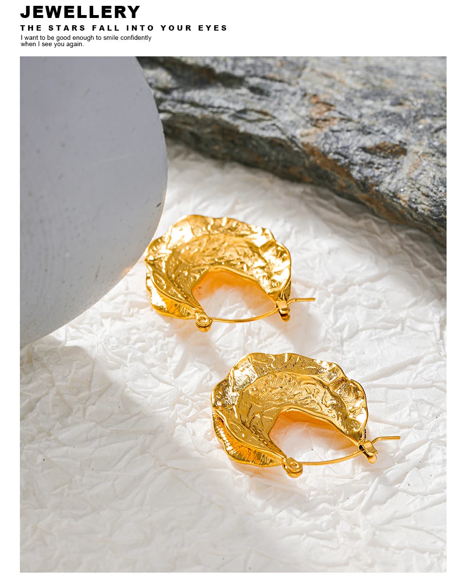 Geometric earrings in 18K gold-plated stainless steel.