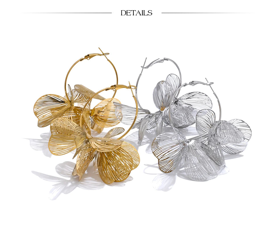 Flower geometric earrings in gold-plated stainless steel.