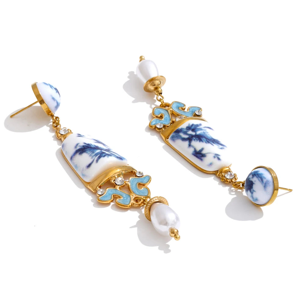 Pearl resin flower earrings in gold-plated stainless steel with pearl and resin.