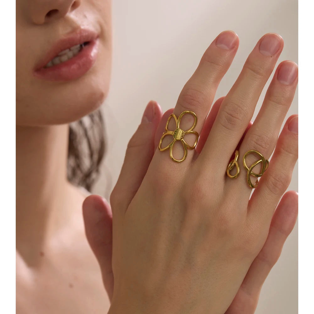 Flower ring in gold-plated stainless steel.