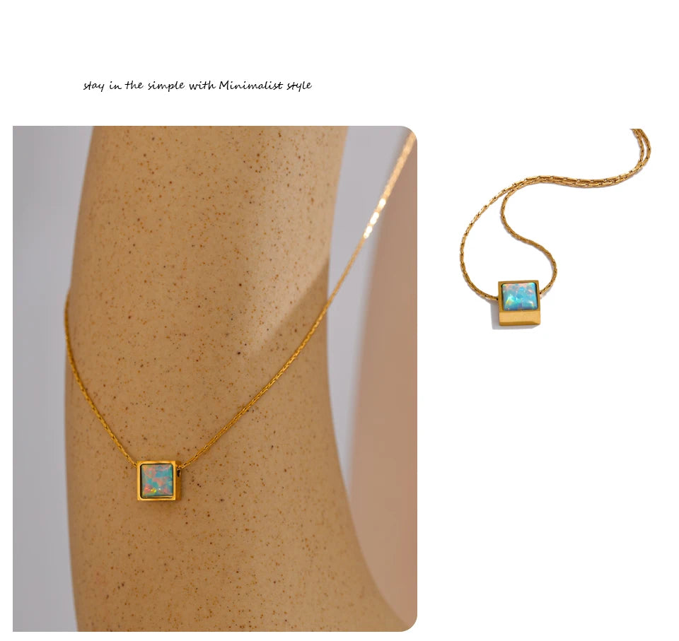 Natural stone geometric necklace in gold-plated stainless steel with natural stone.