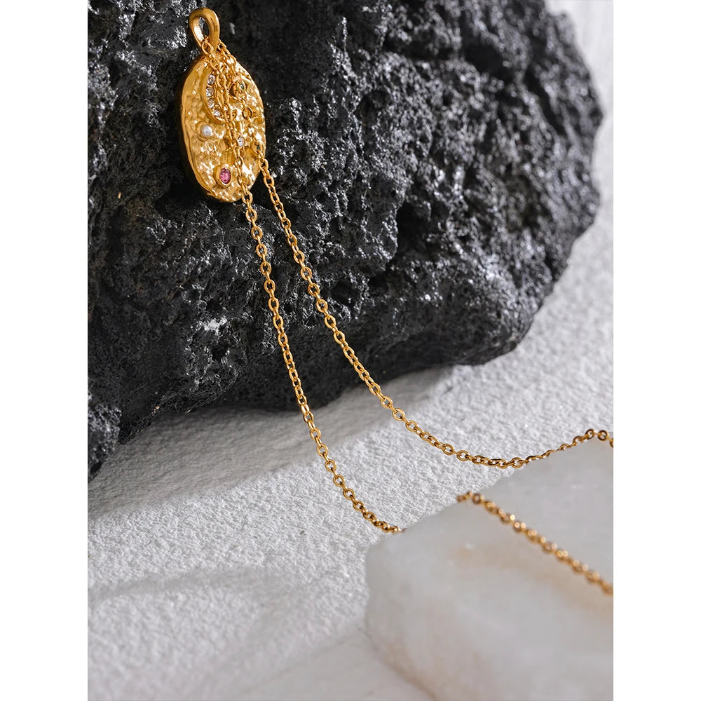 Cubic zirconia star moon necklace in gold-plated stainless steel with cubic zirconia.