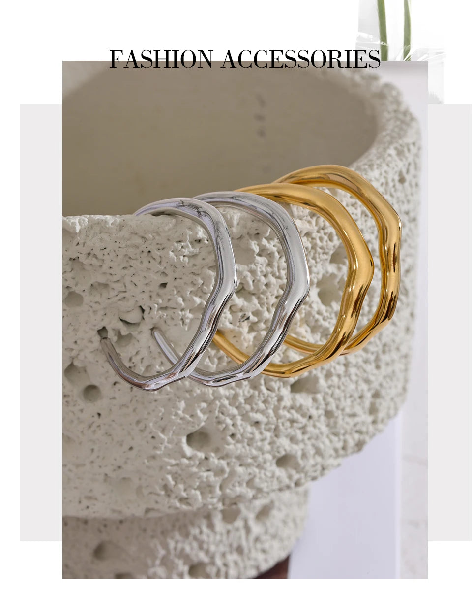 Minimalist geometric earrings in gold-plated stainless steel.
