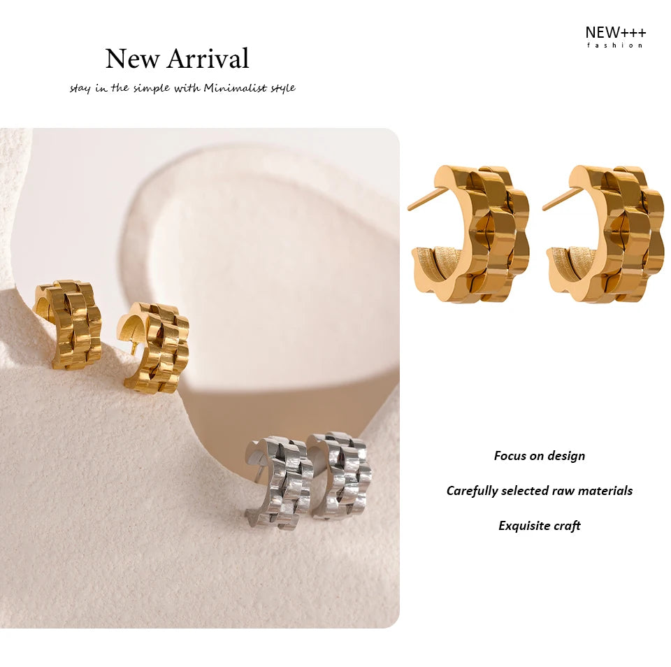 Hammered geometric earrings in 18K gold-plated stainless steel.