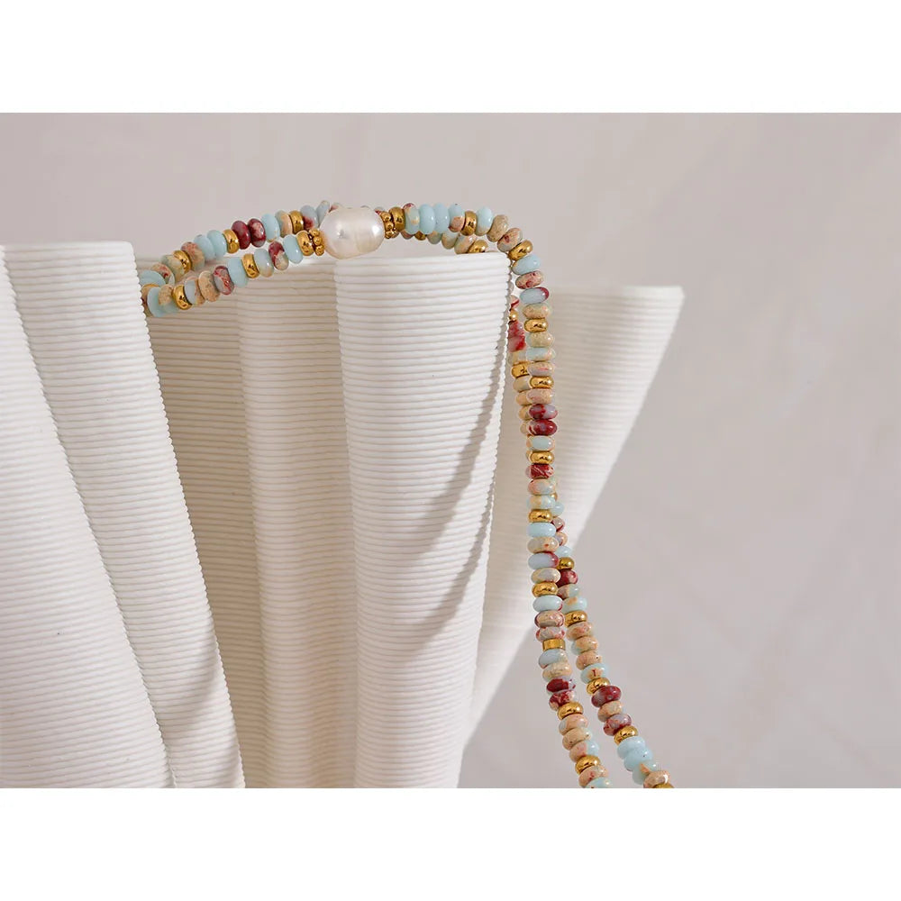 Freshwater pearl natural stone geometric necklace in gold-plated stainless steel with freshwater pearl and natural stone.