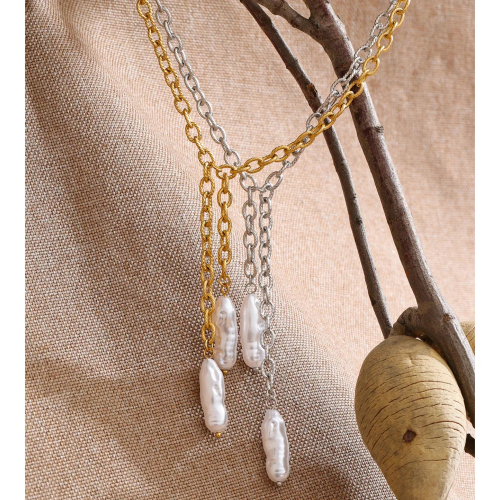 Pearl geometric chain necklace in gold-plated stainless steel with pearl.