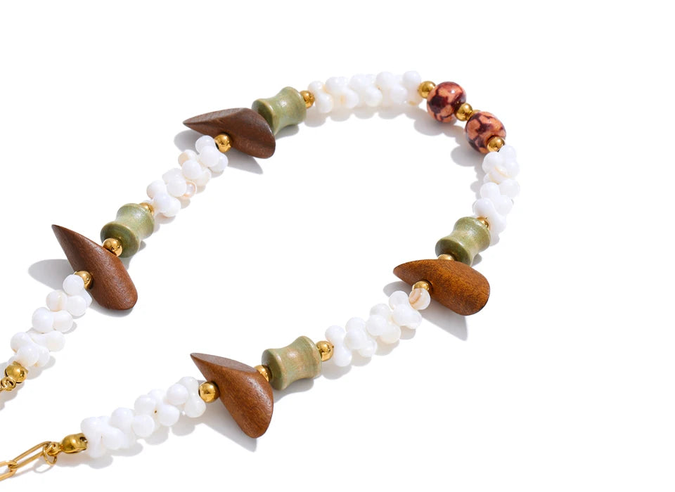 Shell beaded geometric necklace in gold-plated stainless steel with shell.