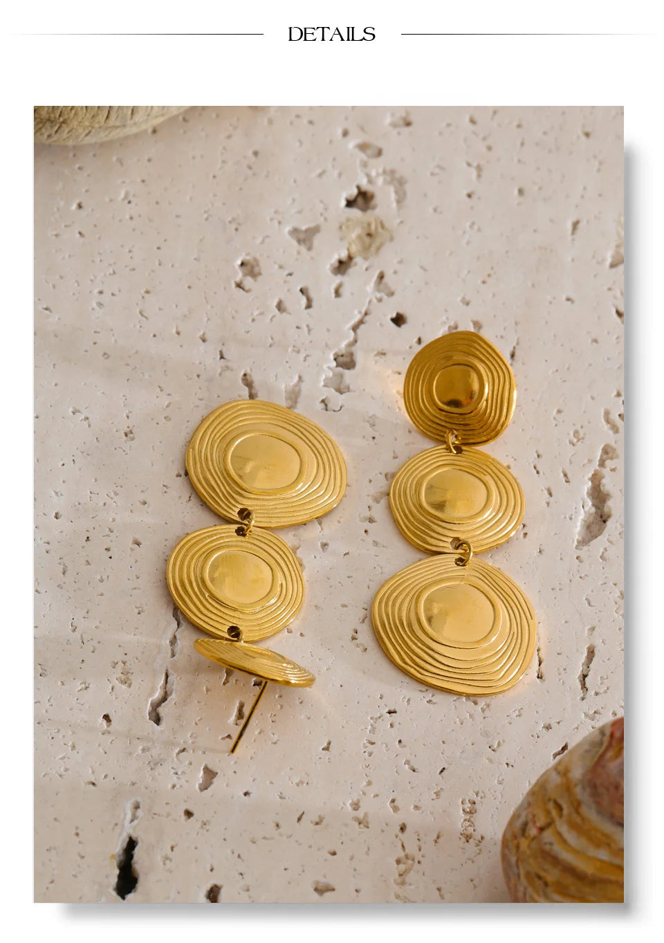 Geometric earrings in gold-plated stainless steel.