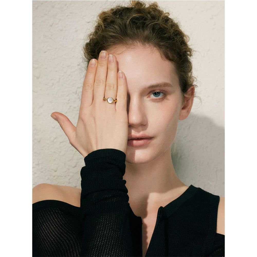 Shell geometric ring in 18K gold-plated stainless steel with shell.