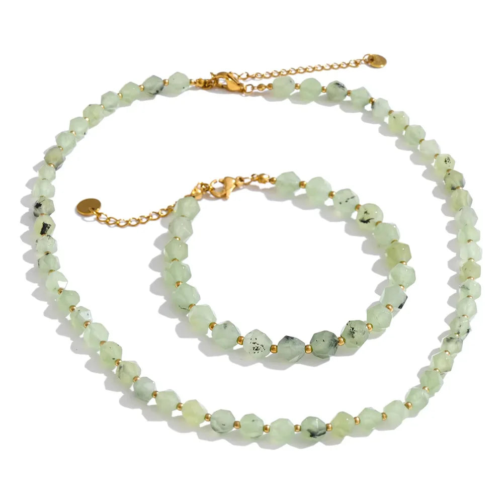 Natural stone beaded multi-color necklace in gold-plated stainless steel with natural stone.