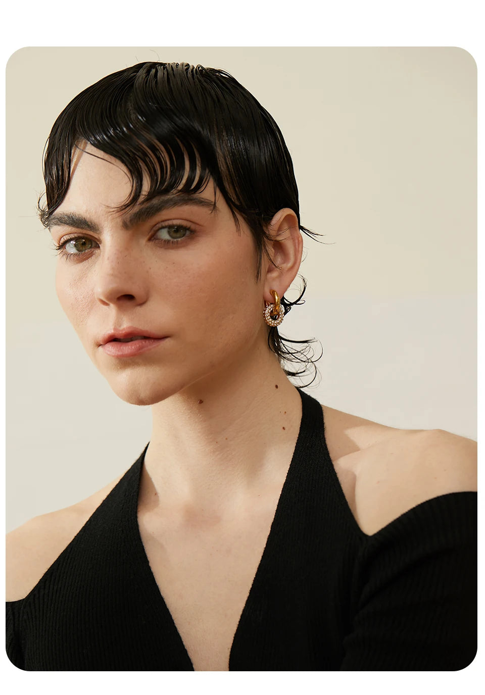 Cubic zirconia geometric earrings in 18K gold-plated stainless steel with cubic zirconia.