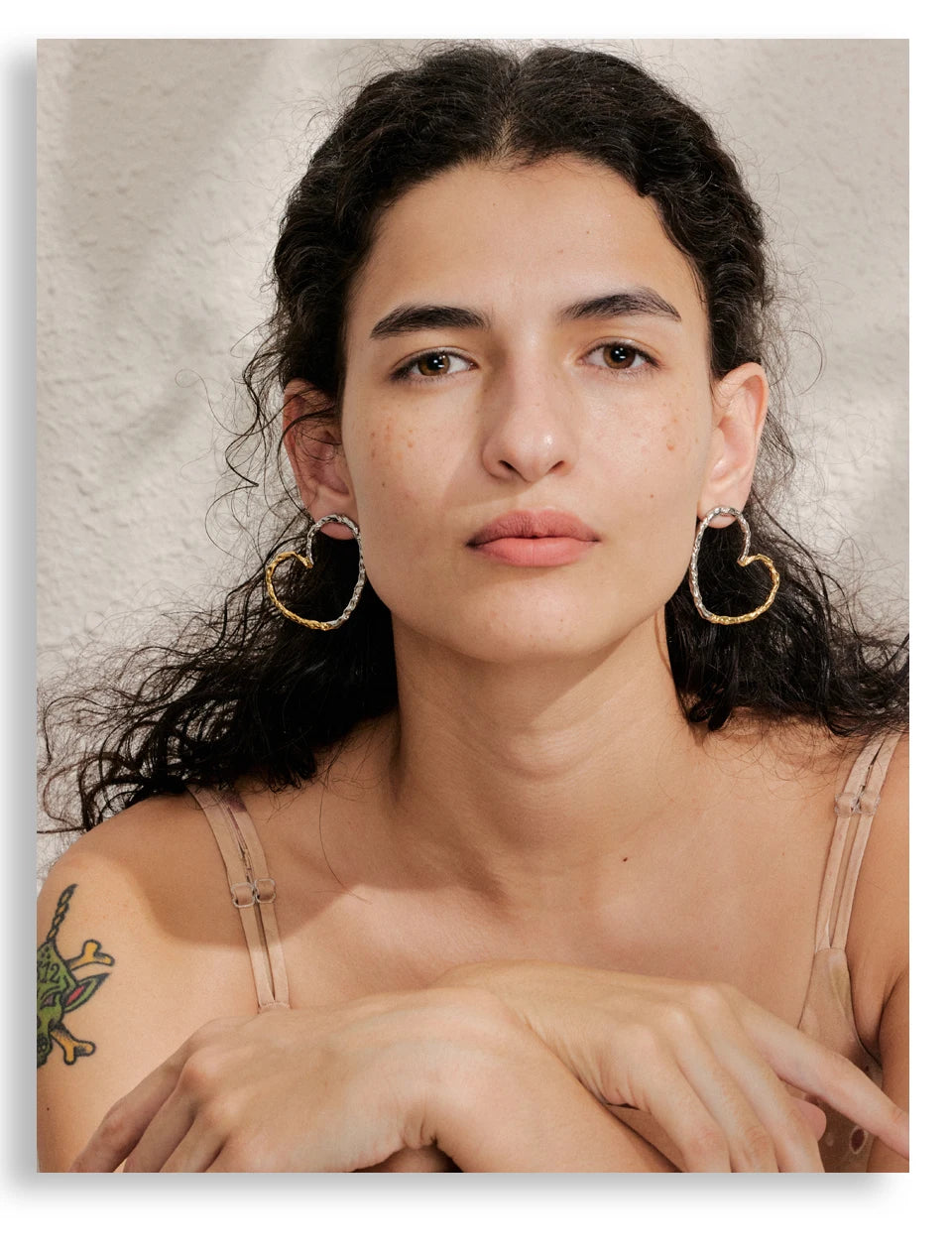 Heart minimalist earrings in gold-plated stainless steel.