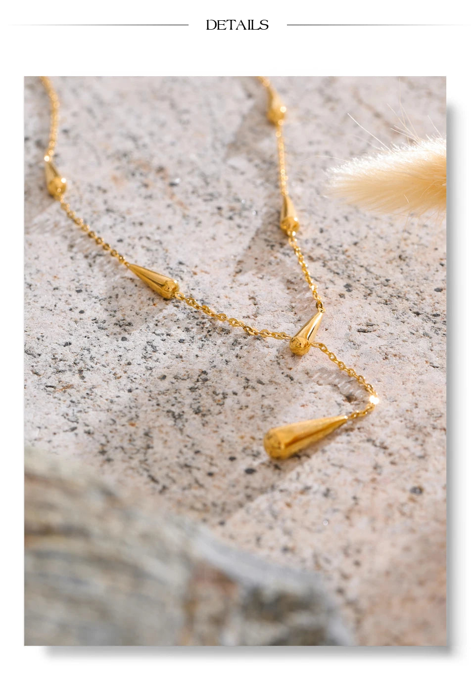 Geometric necklace in gold-plated stainless steel.
