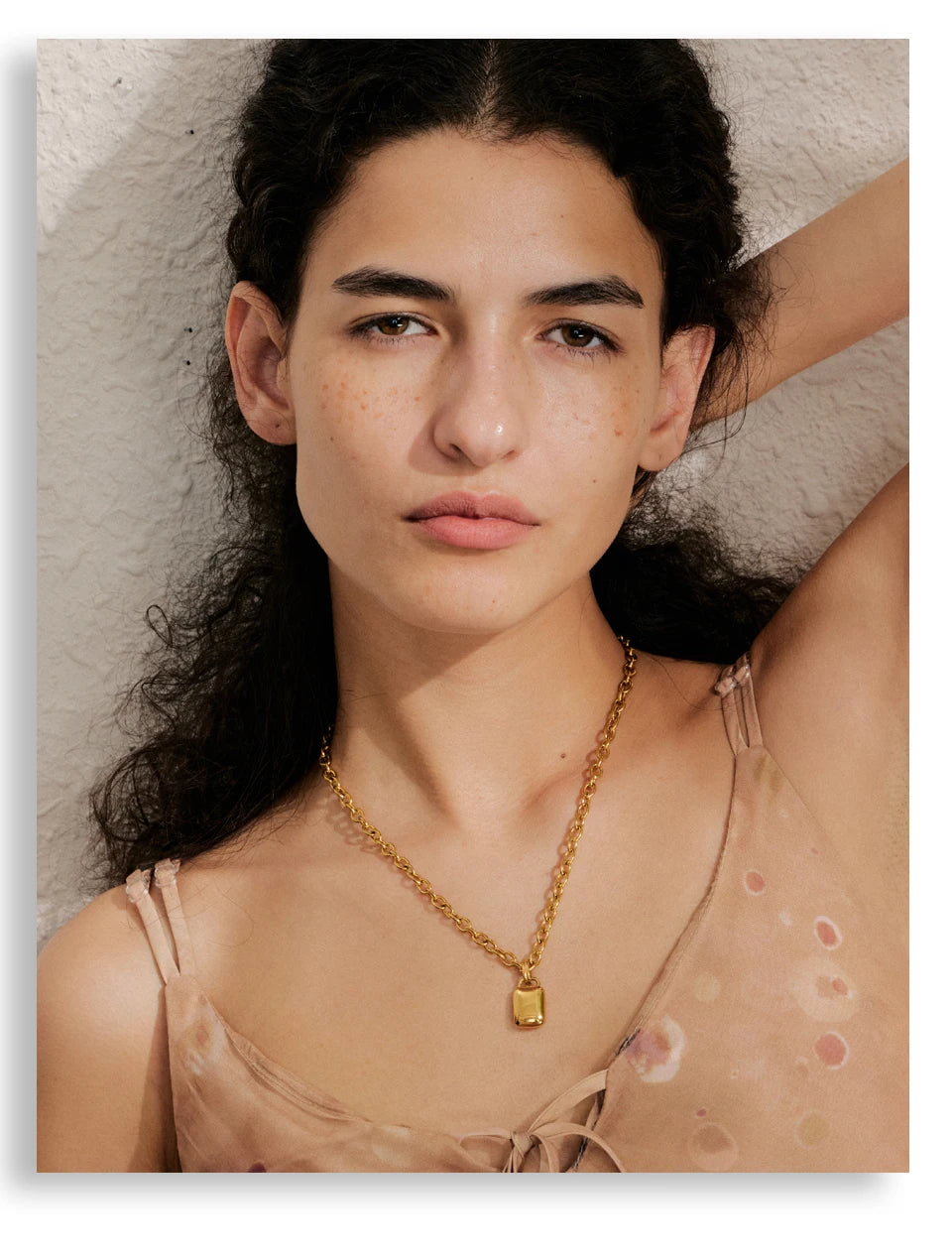 Geometric necklace in gold-plated stainless steel.