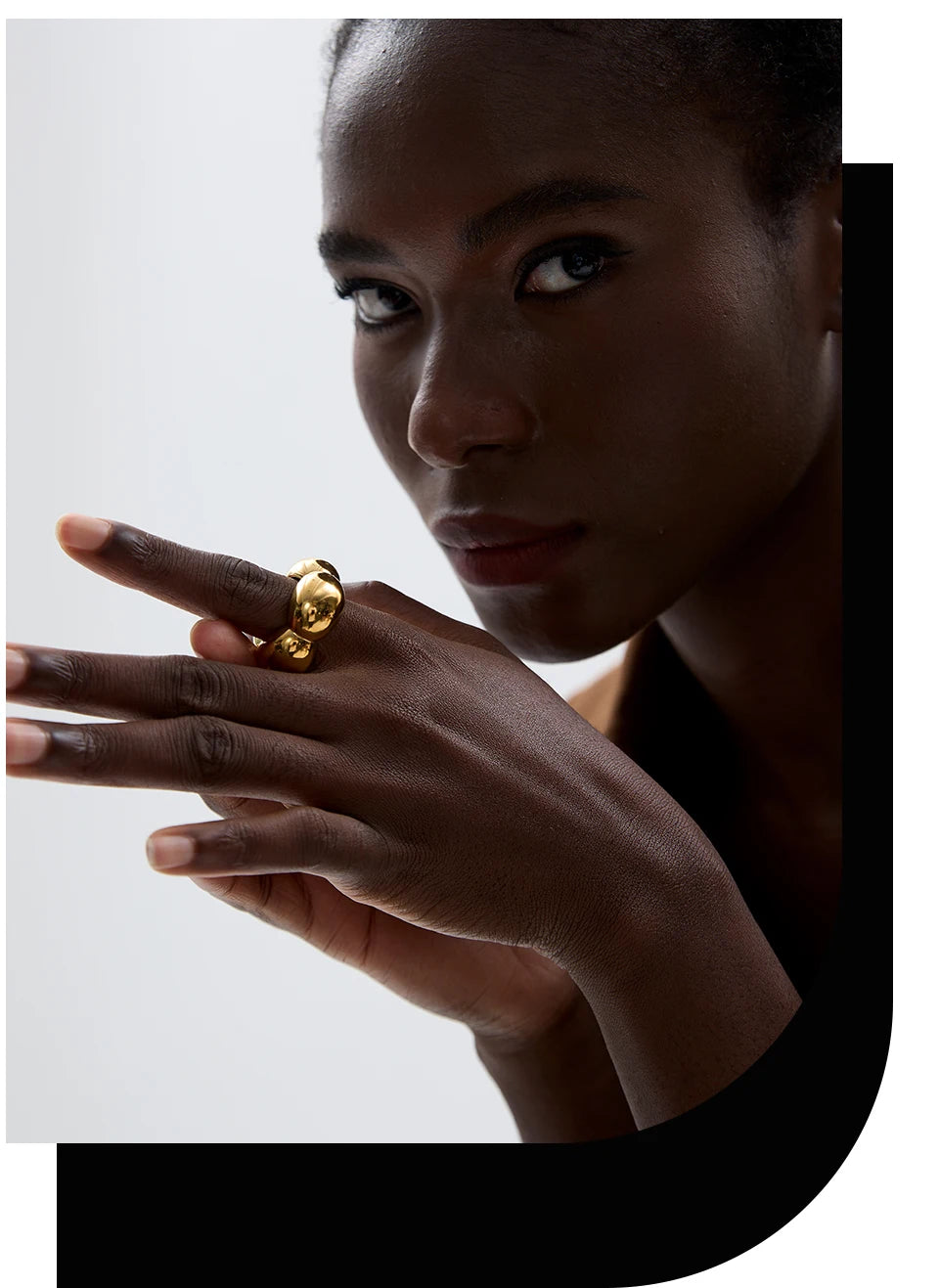 Flower geometric ring in 18K gold-plated 316L stainless steel.
