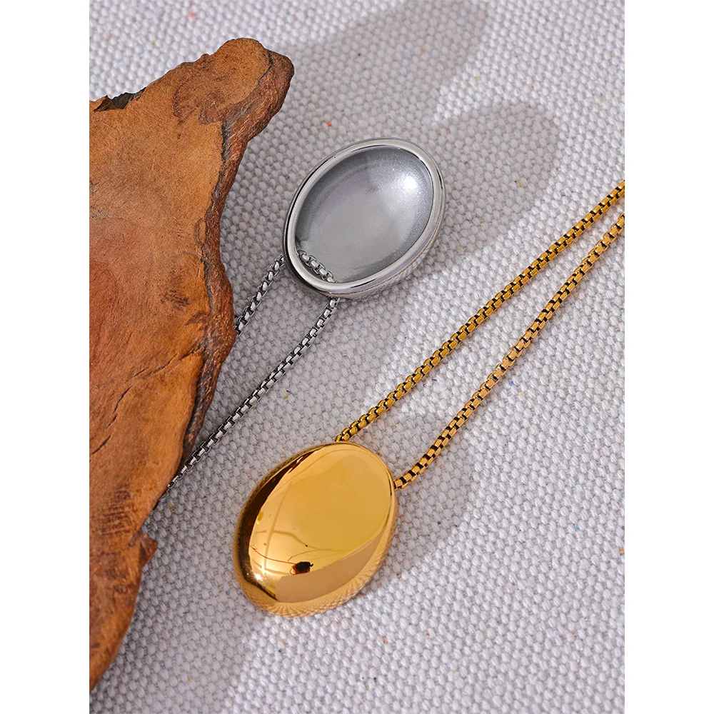 Minimalist geometric chain necklace in gold-plated 316L stainless steel.
