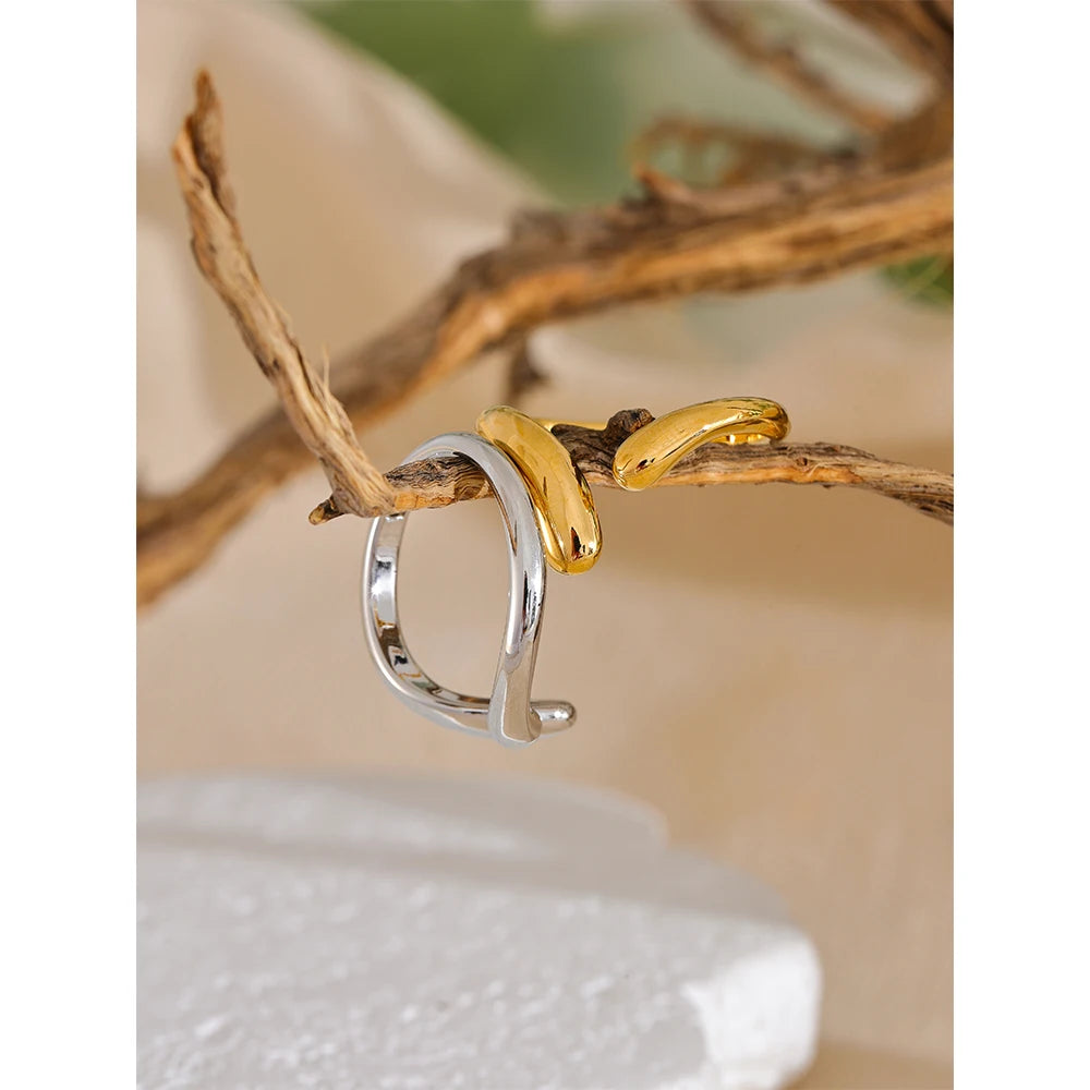 Minimalist geometric ring in gold-plated stainless steel.