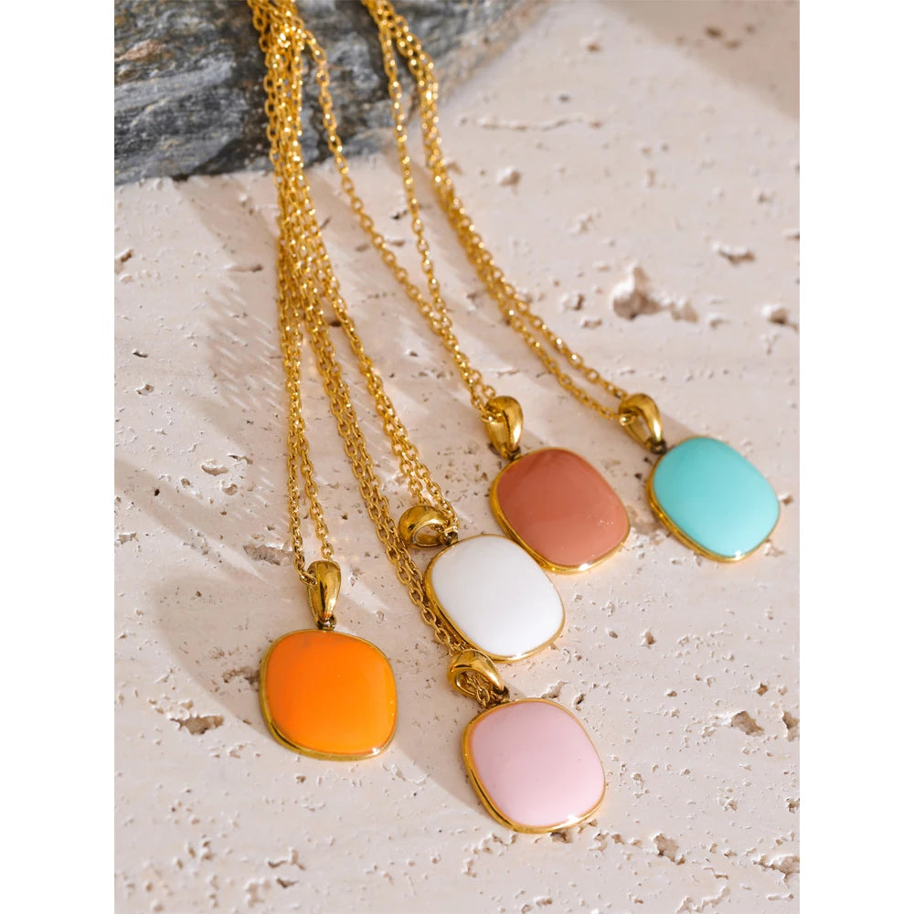 Geometric necklace in gold-plated stainless steel.