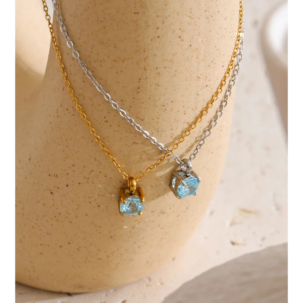 Cubic zirconia flower geometric necklace in gold-plated stainless steel with cubic zirconia.