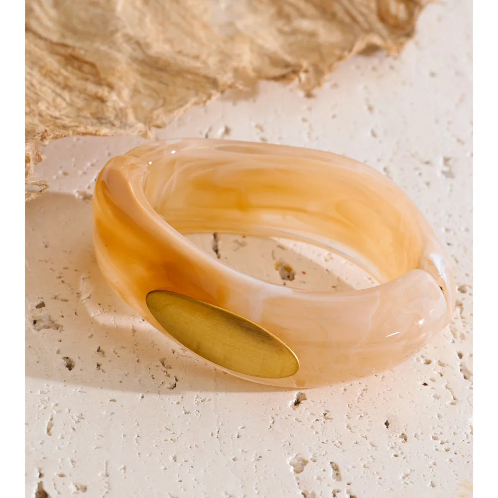 Resin acrylic geometric bracelet in gold-plated stainless steel with resin and acrylic.