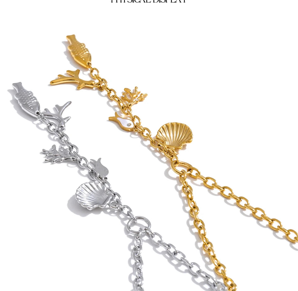 Cubic zirconia shell geometric necklace in gold-plated stainless steel with cubic zirconia and shell.