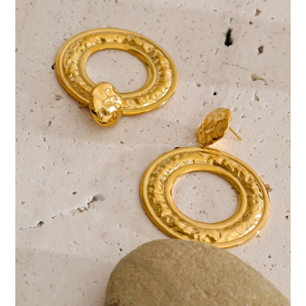 Geometric earrings in gold-plated stainless steel.