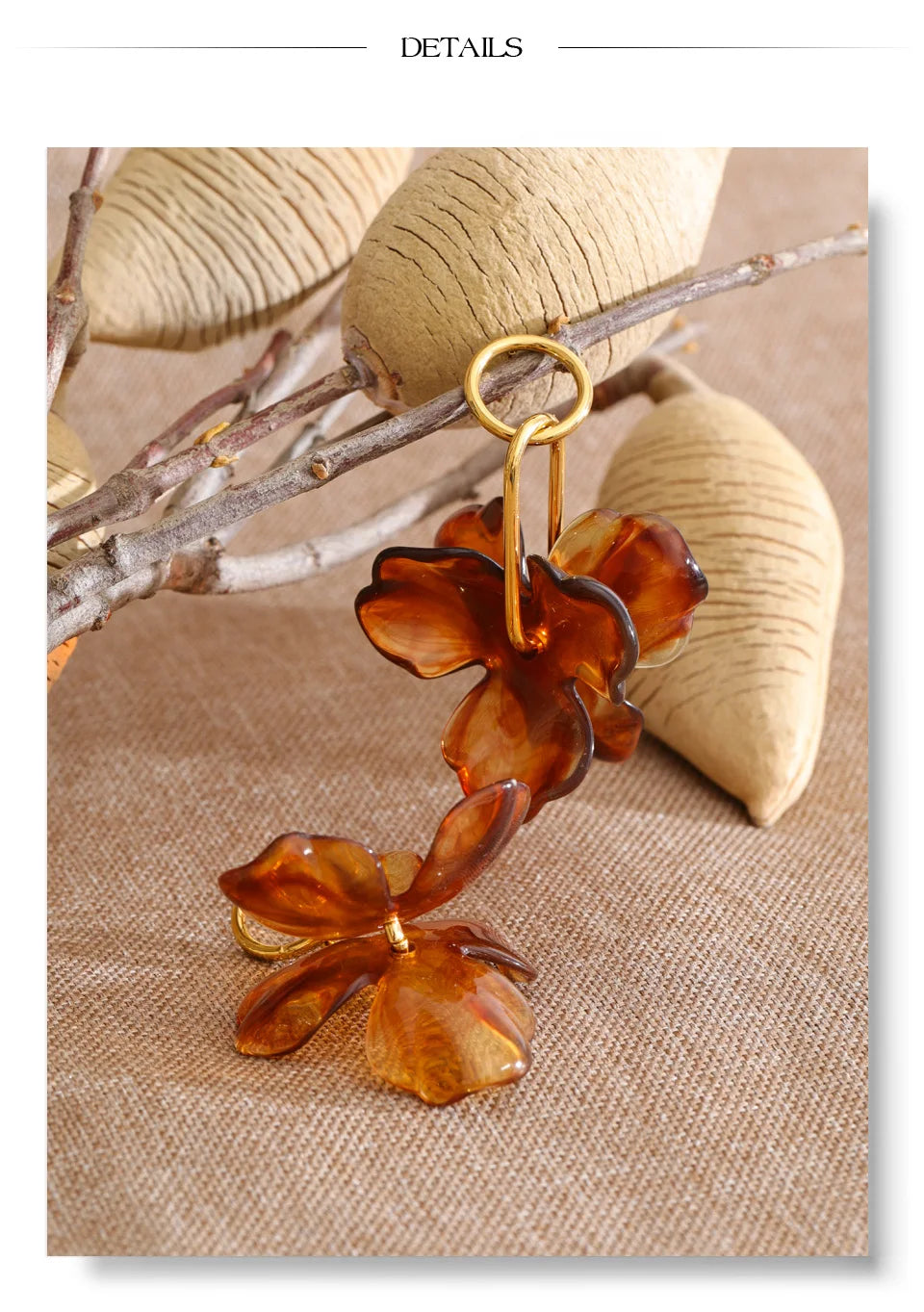 Resin flower earrings in gold-plated stainless steel with resin.