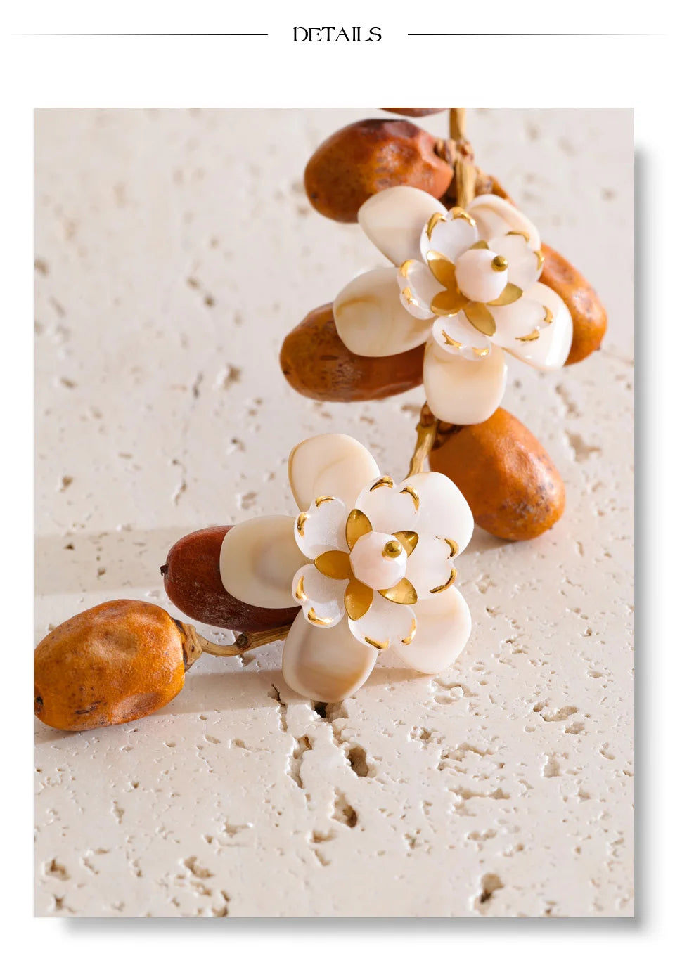 Resin flower earrings in gold-plated stainless steel with resin.