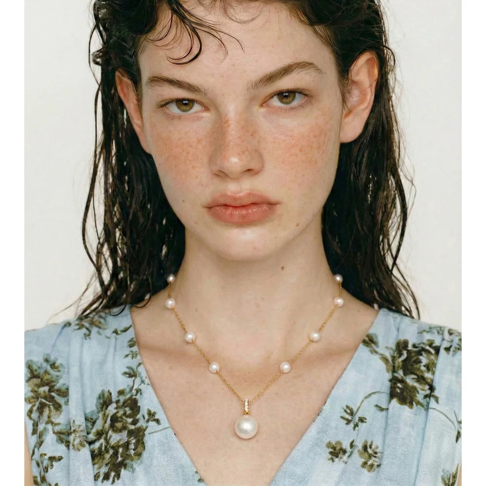 Pearl geometric chain necklace in gold-plated stainless steel with pearl.
