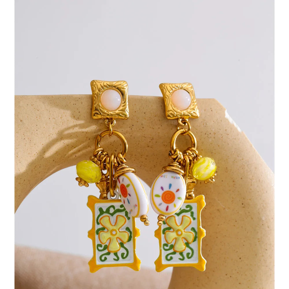 Enamel flower geometric earrings in gold-plated stainless steel with enamel.